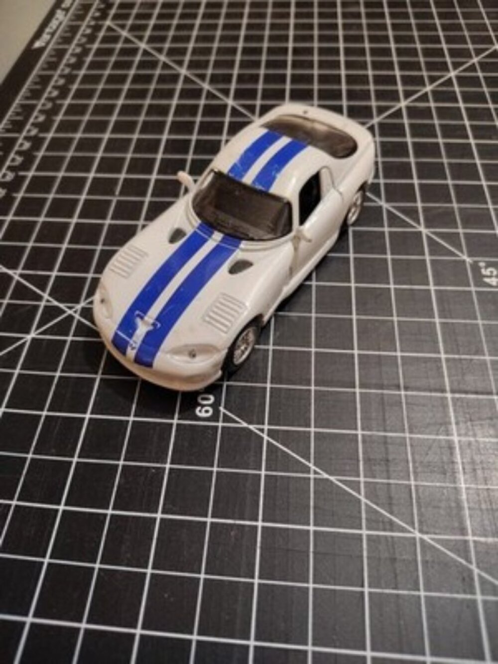 Maisto Dodge Viper GTS Diecast Model Car 1:36 White Blue Plastic Collectible